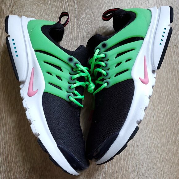 Nike Black and Green Athletic Shoes with Modern Design - Picture 2 of 11